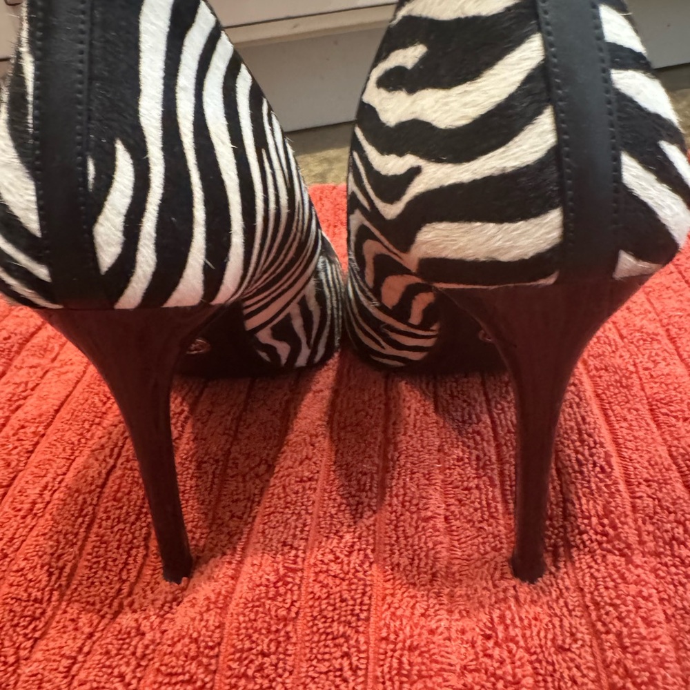 Michael Kors Black and White Zebra Heels Size 7 Worn Once Excellent Condition - Picture 3 of 7
